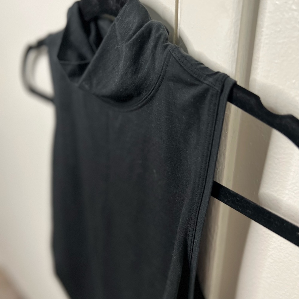 Super cute Lululemon turtleneck crop top with ruched sides